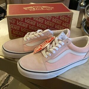 ✨BNIB Blushing true white old school vans✨